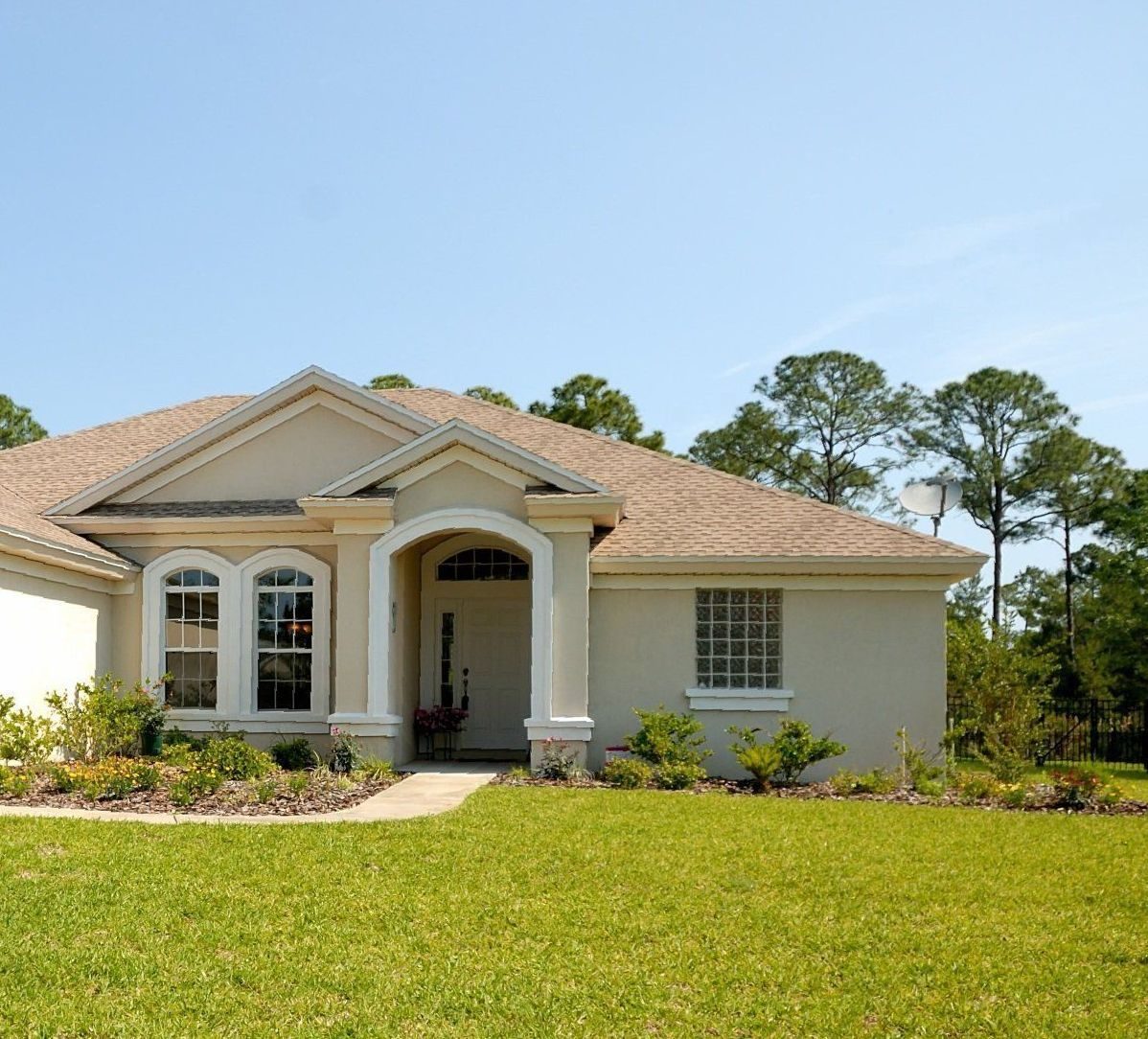 A single-story Florida home with a wide green lawn